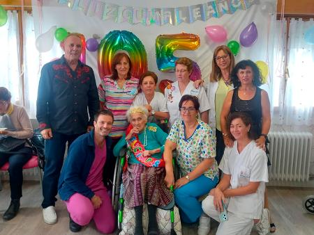 Rafaela de Andrés, la mujer centenaria de La Alameda de Nava de la Asunción, sigue cumpliendo años en compañía de trabajadores y residentes...
