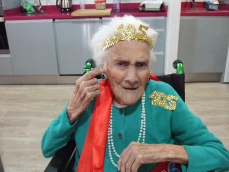 Rafaela de Andrés, la mujer centenaria de La Alameda de Nava de la Asunción, sigue cumpliendo años en compañía de trabajadores y residentes...