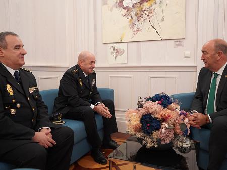 El jefe superior de la Policía Nacional en Castilla y León traslada a Miguel Ángel de Vicente las novedades de diferentes acciones del Cuerpo...