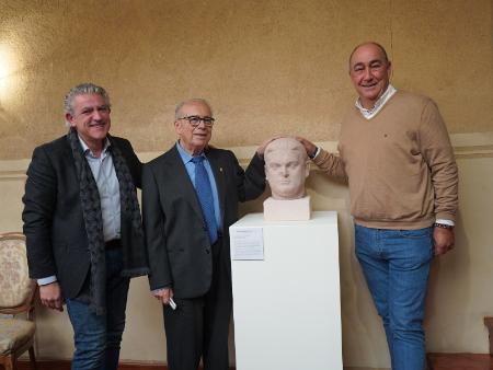 La familia Linage Conde dona a la Diputación un busto de Antonio Linage Revilla, vicepresidente de la institución durante la II República,...