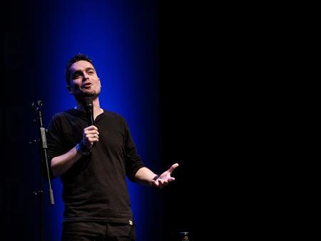 El cómico Álex Clavero llega a un Teatro Juan Bravo lleno para hablar de ‘La nueva normalidad’