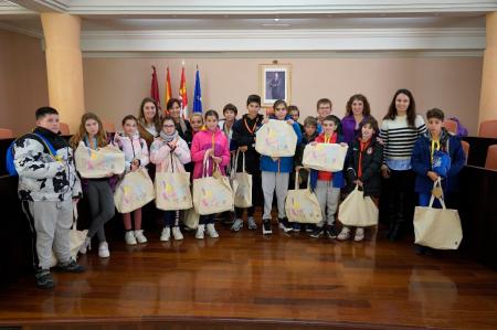 Un grupo del CRA Los Llanos de Valverde del Majano se acerca al trabajo de la Diputación a través del Archivo y la Unidad de Igualdad