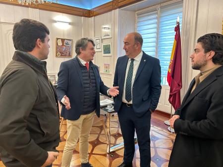 El presidente de la Diputación recibe a los alcaldes y miembros de las corporaciones municipales de Sangarcía y Moral de Hornuez