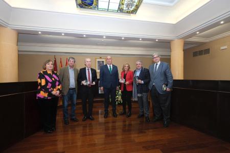 Luis Alberto de Cuenca recoge el Premio Jaime Gil de Biedma de Poesía de la Diputación reconociendo “una querencia antigua” de ganarlo