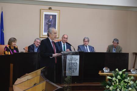 Luis Alberto de Cuenca recoge el Premio Jaime Gil de Biedma de Poesía de la Diputación reconociendo “una querencia antigua” de ganarlo