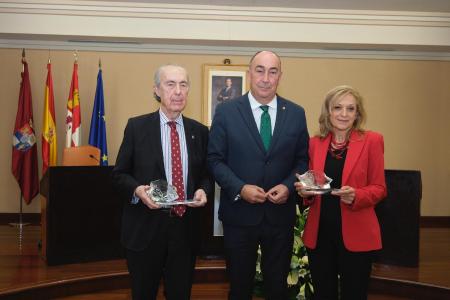 Luis Alberto de Cuenca recoge el Premio Jaime Gil de Biedma de Poesía de la Diputación reconociendo “una querencia antigua” de ganarlo