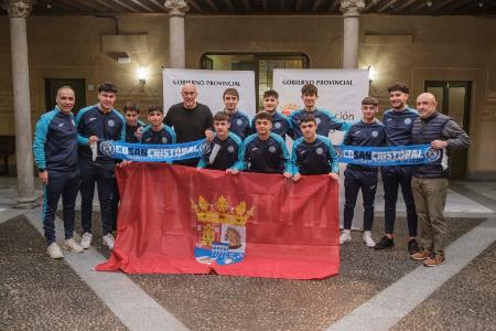 Los juveniles del CD San Cristóbal reciben una bandera de la provincia para lucir en su participación en la Copa de España