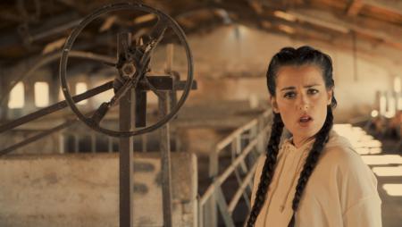 La segoviana Isabel Aaiún presenta ‘La potra salvaje’ ante un Teatro Juan Bravo lleno