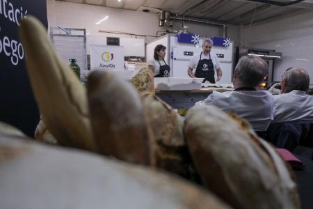 El Obrador El Molino de Carbonero El Mayor acoge con éxito la I Jornada del pan que organiza la Diputación de Segovia