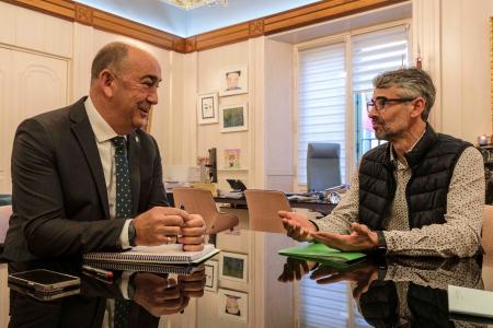 Miguel Ángel de Vicente recibe a los alcaldes de Cabezuela, Veganzones, Hontanares de Eresma, La Matilla y Trescasas “para convertir las...