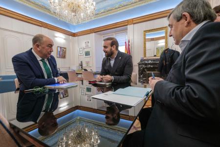 Miguel Ángel de Vicente recibe a los alcaldes de Cabezuela, Veganzones, Hontanares de Eresma, La Matilla y Trescasas “para convertir las...