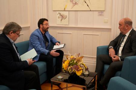 Miguel Ángel de Vicente recibe a los alcaldes de Cabezuela, Veganzones, Hontanares de Eresma, La Matilla y Trescasas “para convertir las...