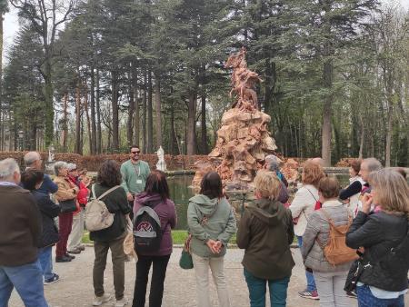 Una treintena de personas participó en el primer itinerario del programa ‘Viajero, yo te enseñaré Segovia’, que completó sus plazas para...