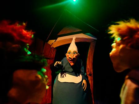 Katua&Galea traen hasta el Teatro Juan Bravo a 'La bruja rechinadientes' para pasar un domingo de miedo en familia