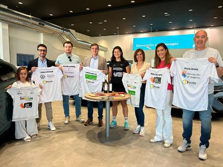 Magdalena Rodríguez y Óscar Moral acompañan a la jugadora de pádel segoviana, Jimena Velasco, en la presentación de sus patrocinadores