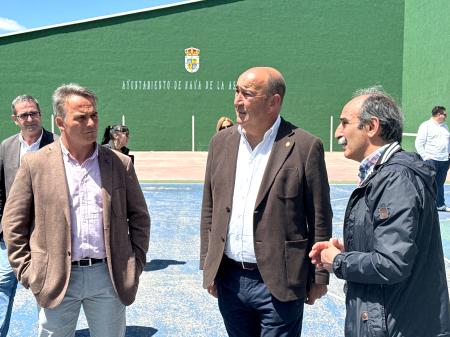 Participantes en las Aulas de Manualidades de la Diputación reciben la visita del presidente unos días antes de celebrar las exposiciones de...