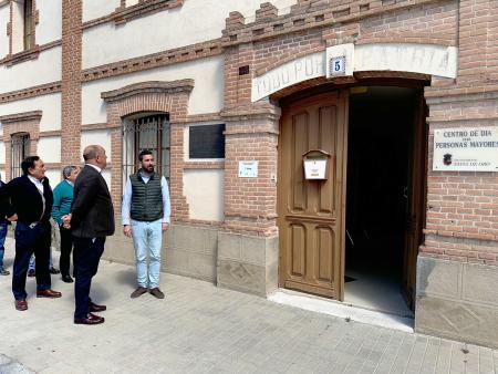 Participantes en las Aulas de Manualidades de la Diputación reciben la visita del presidente unos días antes de celebrar las exposiciones de...