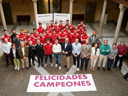 La plantilla de la Gimnástica Segoviana ofrece a la provincia su ascenso a Primera RFEF en un breve acto en el patio de Columnas de la Diputación