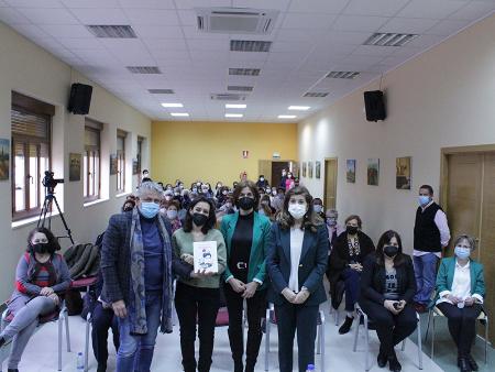 La sala cultural de Abades se llena para escuchar a Ana Bernal Triviño en un acto organizado por los Bibliobuses de la Diputación