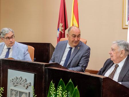 El “vuelo permanente” de los versos de ‘Caídas’, de Santiago Alba, obtiene el Premio Internacional de Poesía Jaime Gil de Biedma de la...