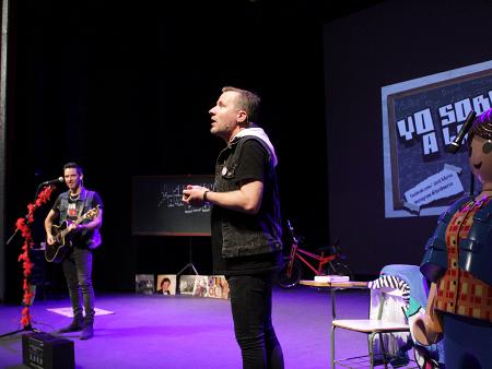 Alrededor de cuatro centenares de personas se lo pasan muy bien en el Teatro Juan Bravo con Jordi Merca y su 'Yo sobreviví a la EGB'