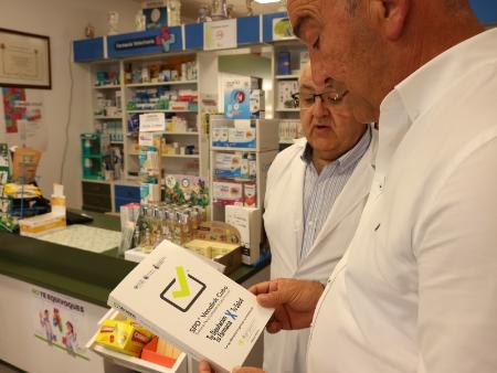 El responsable de la farmacia de Olombrada valora con Miguel Ángel de Vicente el buen funcionamiento del Sistema Personalizado de Dosificación