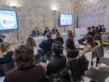 Cincuenta y cuatro estudiantes podrán cursar sus estudios en IE University gracias a la Diputación de Segovia