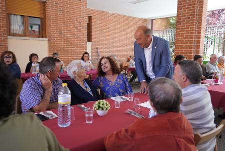 El presidente de la Diputación celebra el Día de la Familia en la Residencia de Mayores 'La Alameda'