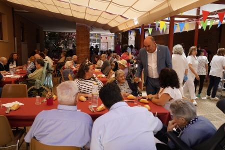El presidente de la Diputación celebra el Día de la Familia en la Residencia de Mayores 'La Alameda'