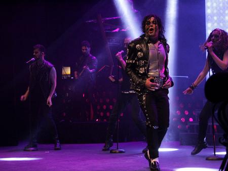 El público del Teatro Juan Bravo termina en pie ovacionando a la Jackson Dance Company y su 'Michael's Legacy'