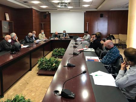 El diputado de Cultura vuelve a recibir a los representantes de los grupos de teatro aficionado para intercambiar impresiones sobre los...