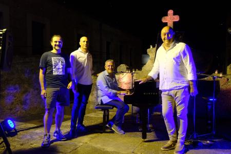 Prádena se ilumina con música de piano y velas en la séptima edición de la ‘Noche en Blanco y Negro’ de la Diputación