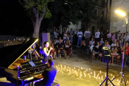 Prádena se ilumina con música de piano y velas en la séptima edición de la ‘Noche en Blanco y Negro’ de la Diputación