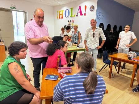 Imagen Miguel Ángel de Vicente visita las instalaciones de ADISIL en San Ildefonso junto al alcalde y también diputado, Samuel Alonso