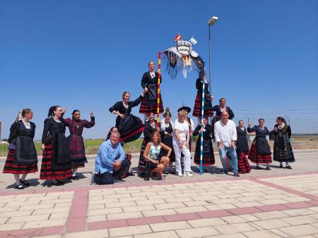 Cerca de un millar personas han batido el Récord Mundial de ‘Chiscar la Tralla’ en la tercera parada de la Caravana de Alimentos de Segovia en...