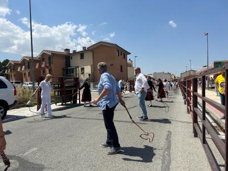 Cerca de un millar personas han batido el Récord Mundial de ‘Chiscar la Tralla’ en la tercera parada de la Caravana de Alimentos de Segovia en...