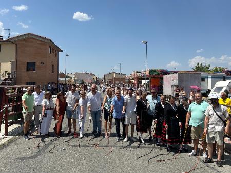 Cerca de un millar personas han batido el Récord Mundial de ‘Chiscar la Tralla’ en la tercera parada de la Caravana de Alimentos de Segovia en...