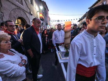 El presidente de la Diputación acompaña a los vecinos de Santa María la Real de Nieva en la Ofrenda de los Cirios, declarada Manifestación...