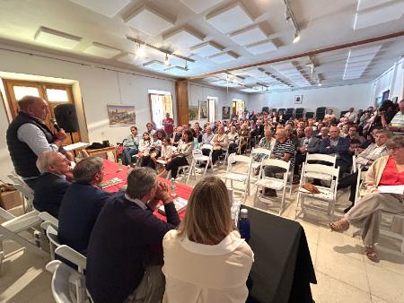 El presidente de la Diputación acompaña a Clemente Sanz Blanco en la presentación de su libro ‘Solidarios’, en San Pedro de Gaíllos