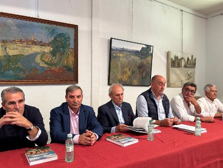 El presidente de la Diputación acompaña a Clemente Sanz Blanco en la presentación de su libro ‘Solidarios’, en San Pedro de Gaíllos
