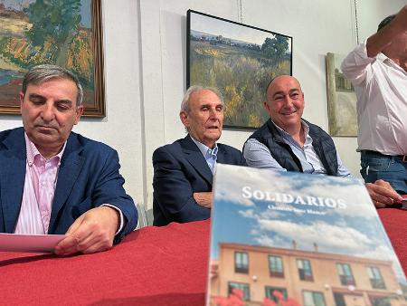 El presidente de la Diputación acompaña a Clemente Sanz Blanco en la presentación de su libro ‘Solidarios’, en San Pedro de Gaíllos