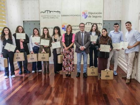 La Diputación agradece su labor a los quince titulados universitarios que se despiden tras realizar prácticas formativas en la institución...