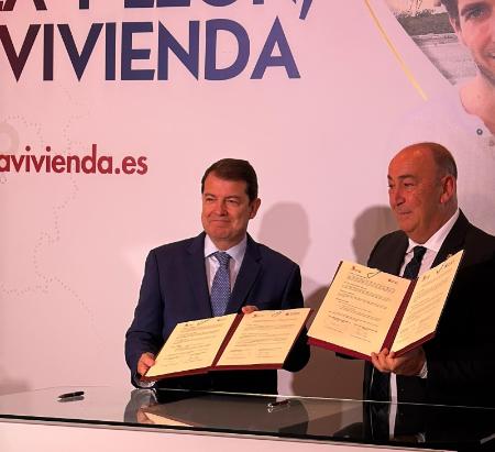 Miguel Ángel de Vicente firma dos protocolos de colaboración en materia de vivienda rural con el presidente de la Junta de Castilla y León con...