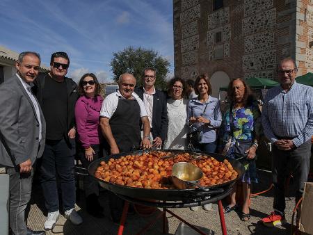 Los garbanzos, las hojuelas y los florones vuelven a ser un reclamo en las paradas de la Caravana de Alimentos de Segovia en Labajos y Abades...