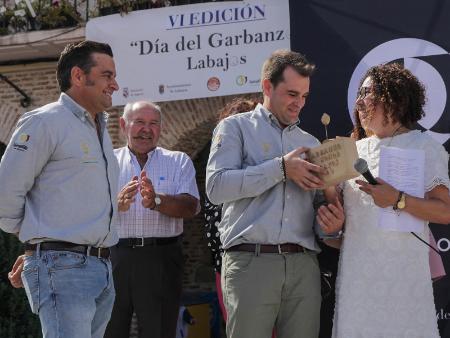 Los garbanzos, las hojuelas y los florones vuelven a ser un reclamo en las paradas de la Caravana de Alimentos de Segovia en Labajos y Abades...
