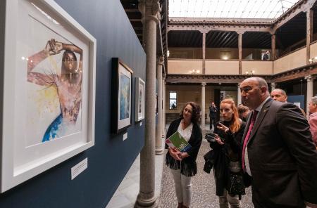 El patio de columnas de la Diputación acoge una exposición con las ‘Divergencias’ de la ilustradora segoviana Mentiradeloro