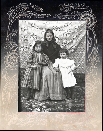 Petra Martin y la tia Jero junto a su abuela, Aldeanueva del Campanario (Circa 1900)
