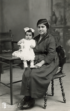 Victoria Sanz Alonso y su hija Victoria de Antonio Sanz (1923)