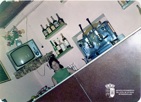 Esther González atendiendo la barra del bar Eugenio
