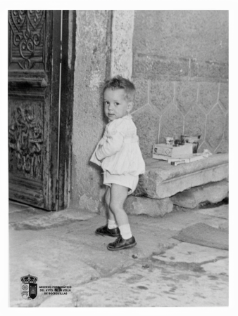 Florencio García en la puerta de su casa